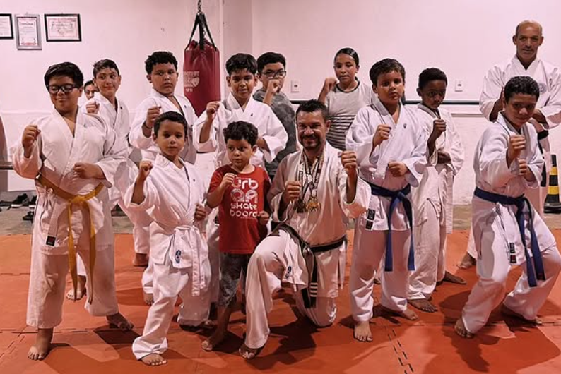 Alunos em treino de Karatê no Studio Nakaipon